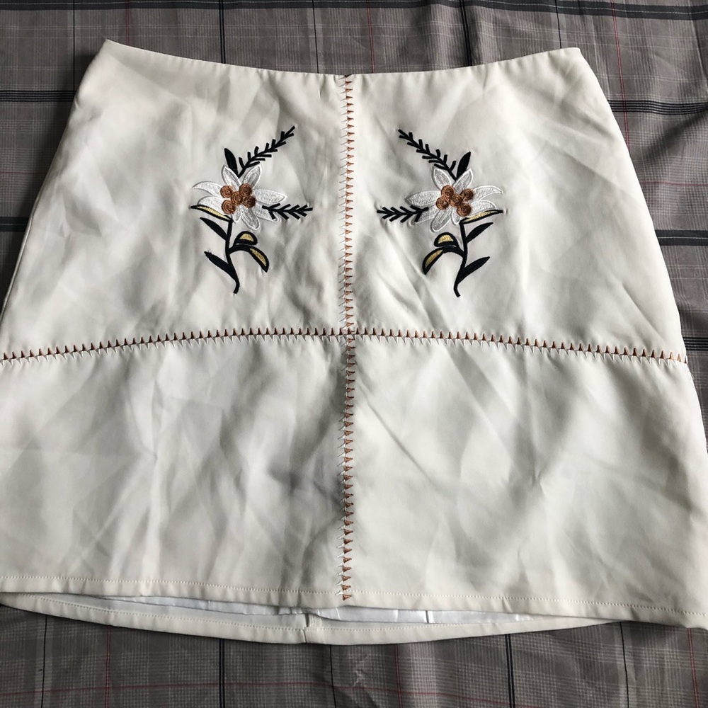 Embroidered Flower Pattern Cream Skirt
